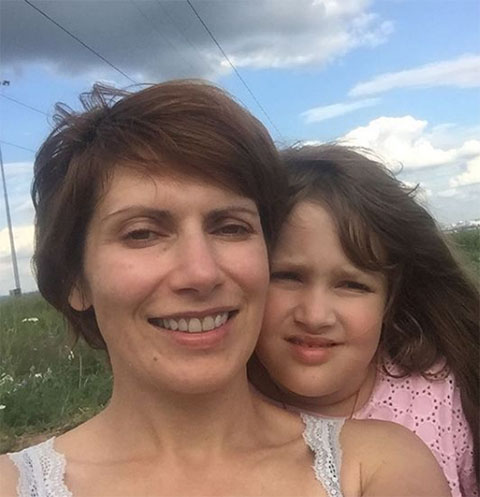 Светлана Зейналова с дочкой Сашей | Источник: «Инстаграм» (запрещенная в России экстремистская организация)