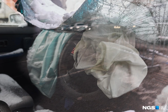 Одну машину разорвало в клочья, погиб молодой пассажир | Источник: Александр Ощепков / NGS.RU