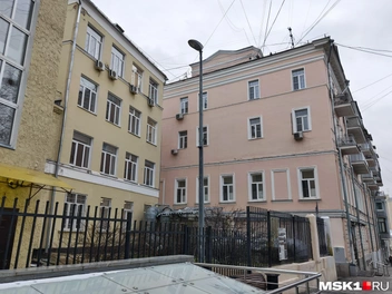 Забор школы, который можно увидеть в кадре | Источник: Серафима Путиева / MSK1.RU