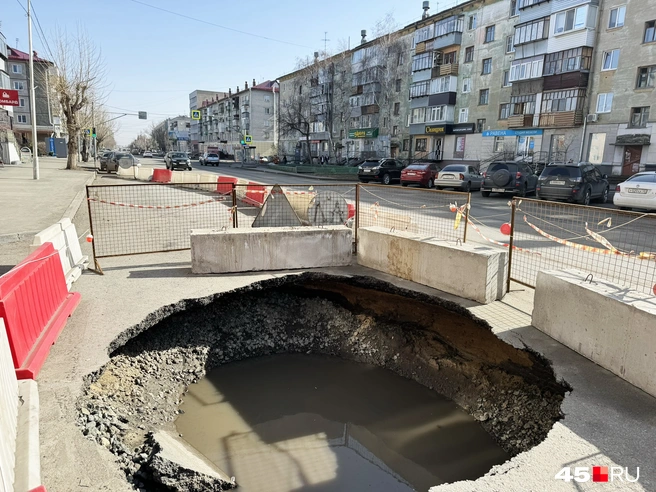 Провал огородили бетонными блоками | Источник: Юлия Король