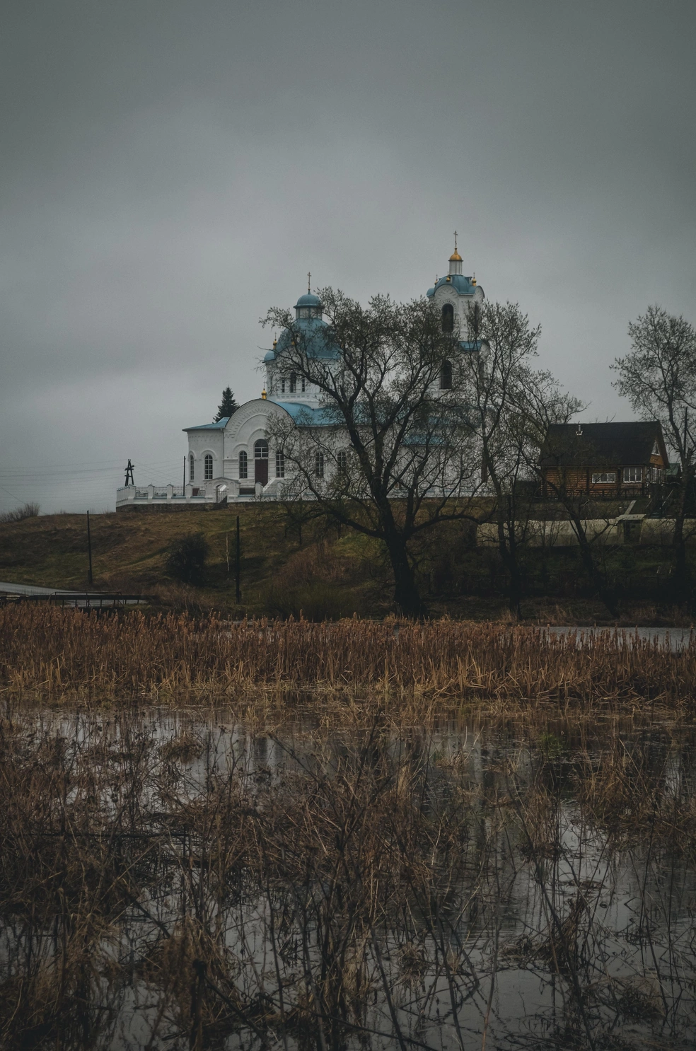 Да и церковь с этого ракурса выглядит органичнее | Источник: Виталий Гущинский
