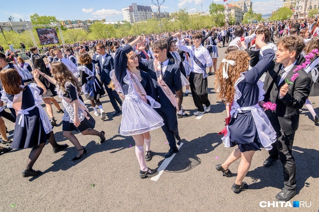 Школьники станцевали вальс | Источник: Олег Федоров / СHITA.RU