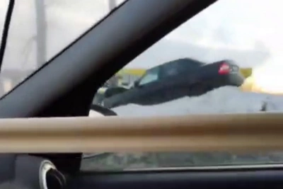 Легковушка врезалась в столб и застряла в сугробе на Московском шоссе