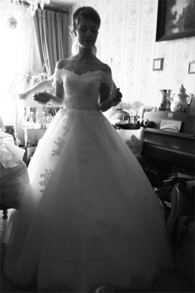 В платье невесты Александра выглядела обворожительно
