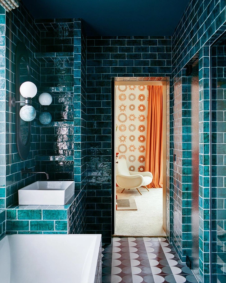 Бра, Mullan. На полу цементная плитка Eclipse 25, дизайн Индии Мадави для Bisazza. Краска на потолке L'abîme, Ressources. Винтажное железное зеркало. | Источник: Клеман Вайсьер