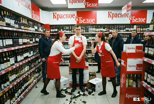 Девушки из-за ревности чуть не разнесли полмагазина | Источник: Филипп Сапегин / E1. RU