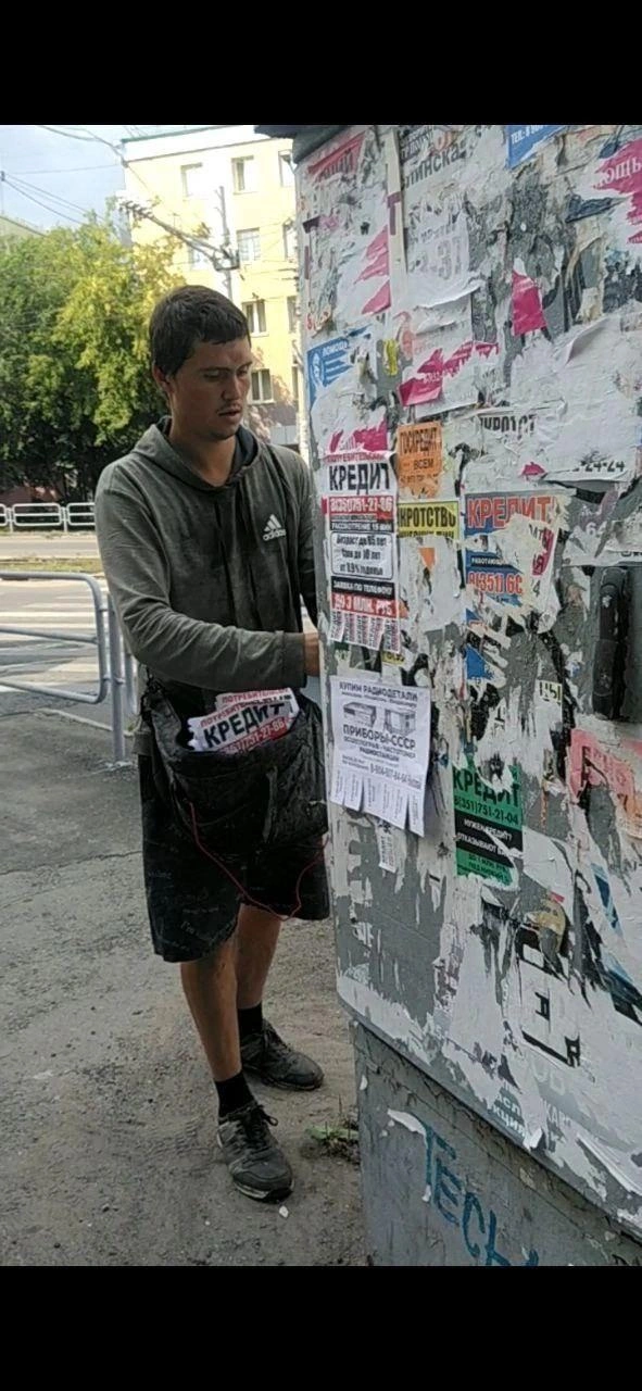 Часто расклейкой листовок занимается молодежь | Источник: Григорий Шевченко