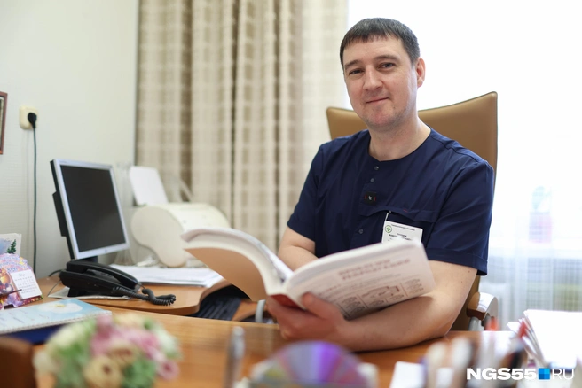 Мужчина, спасающий женщин  | Источник: Евгений Софийчук / NGS55.RU