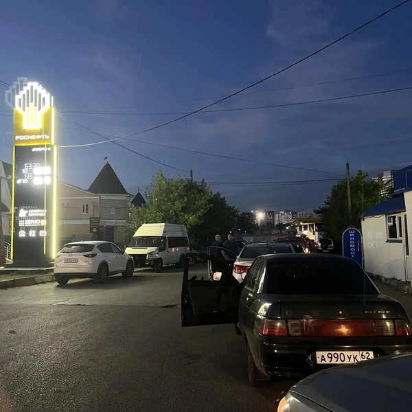 У некоторых все-таки хватило терпения дождаться, когда на Есенина появится АИ-95 | Источник: Читатель YA62.RU