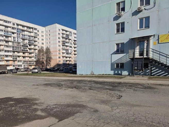 Яма частично засыпана щебнем | Источник: Елизавета Шаталова / NGS.RU