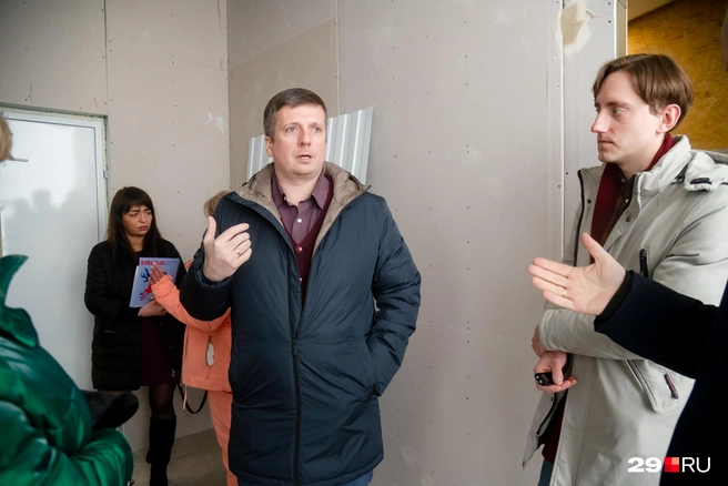 Помещение, где все стоят, будет оборудовано под лабораторию | Источник: Иван Митюшёв / 29.RU 
