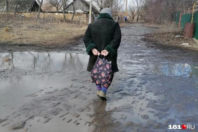 Жители хуторов Юдино и Волошино жаловались, что уже много лет тонут в грязи, а дети вынуждены идти почти два километра до школьного автобуса по полному бездорожью, особенно осенью | Источник: Елена Шевелева