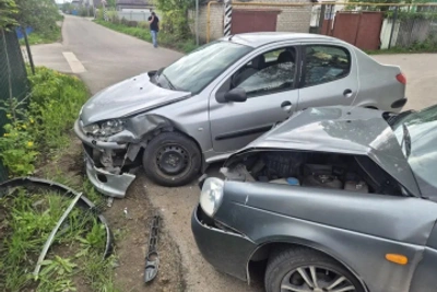 В Липецке в ДТП с Peugeot и Priora пострадали три человека