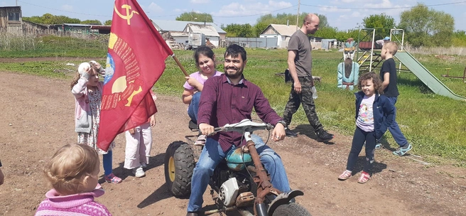 Хотя и от взрослых отбоя на выставке нет | Источник: Соцсети Сергея Лагунова