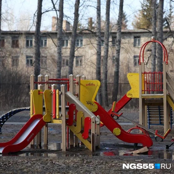 Детская площадка стоит в воде  | Источник: Евгений Софийчук / NGS55.RU