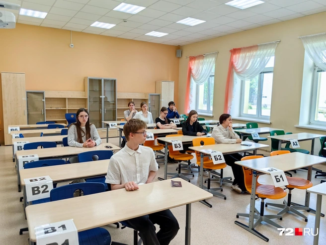 Сотни детей из разных районов города приехали в незнакомую гимназию на экзамен | Источник: Юлия Мальцева / 72.RU