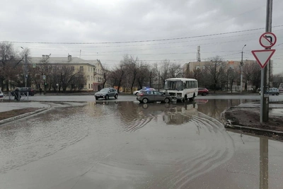 Автобус попал в аварию посреди лужи в Оренбурге