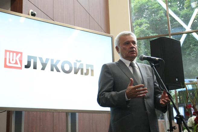 Алекперов занимается нефтедобычей | Источник: Михаил Огнев / FONTANKA.RU