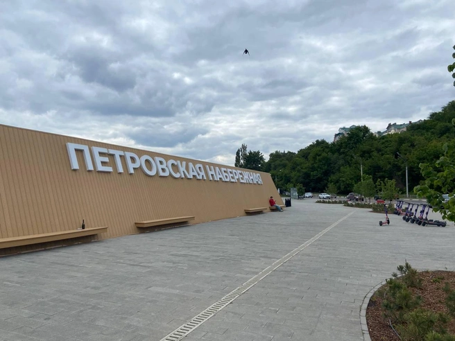 Перекрывающая вид на левый берег конструкция появилась на набережной в 2023 году | Источник: Дмитрий Волгин / Voronezh1.ru