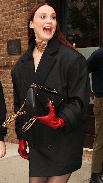 Oversize-жакет и красные перчатки: новый выход Софи Тернер в Нью-Йорке