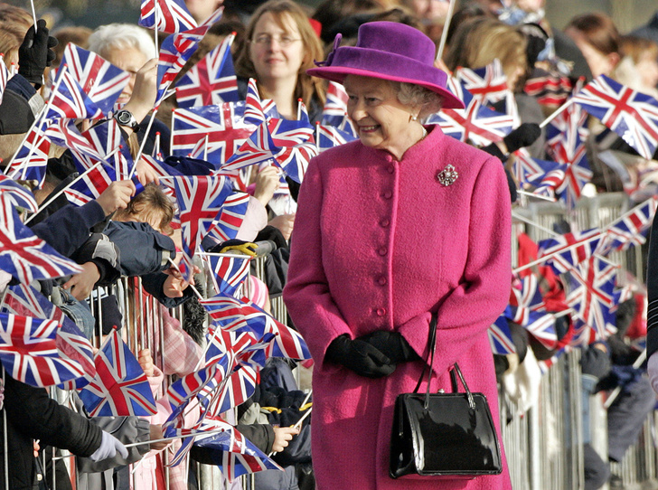 Секреты дамской сумочки Елизаветы II: что Королева всегда носит с собой