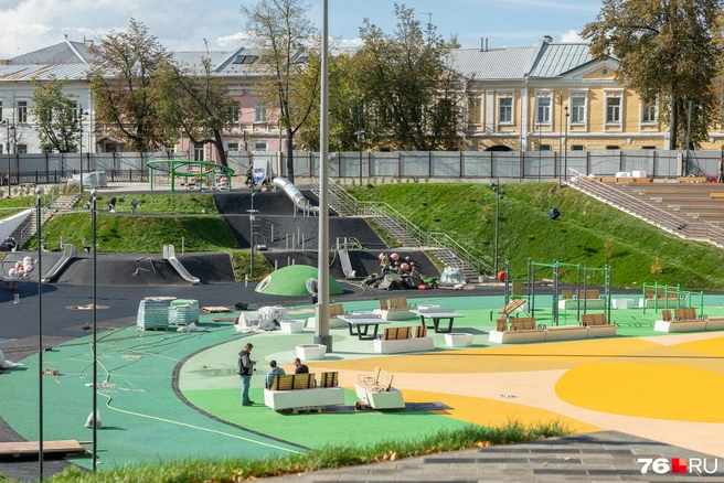 На склоне оборудуют большую детскую площадку с горками | Источник: Александр Куренной / 76.RU