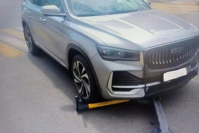Девушка на электросамокате пострадала при столкновении с Geely