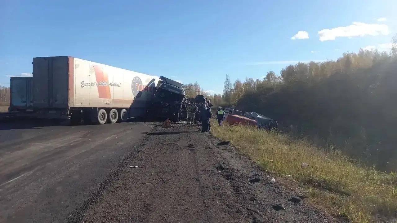 На трассе М-5 водитель фуры заснул и врезался в каток