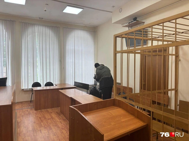 Андрей обнимал переживающую за него женщину | Источник: Алина Шибаева / 76.RU