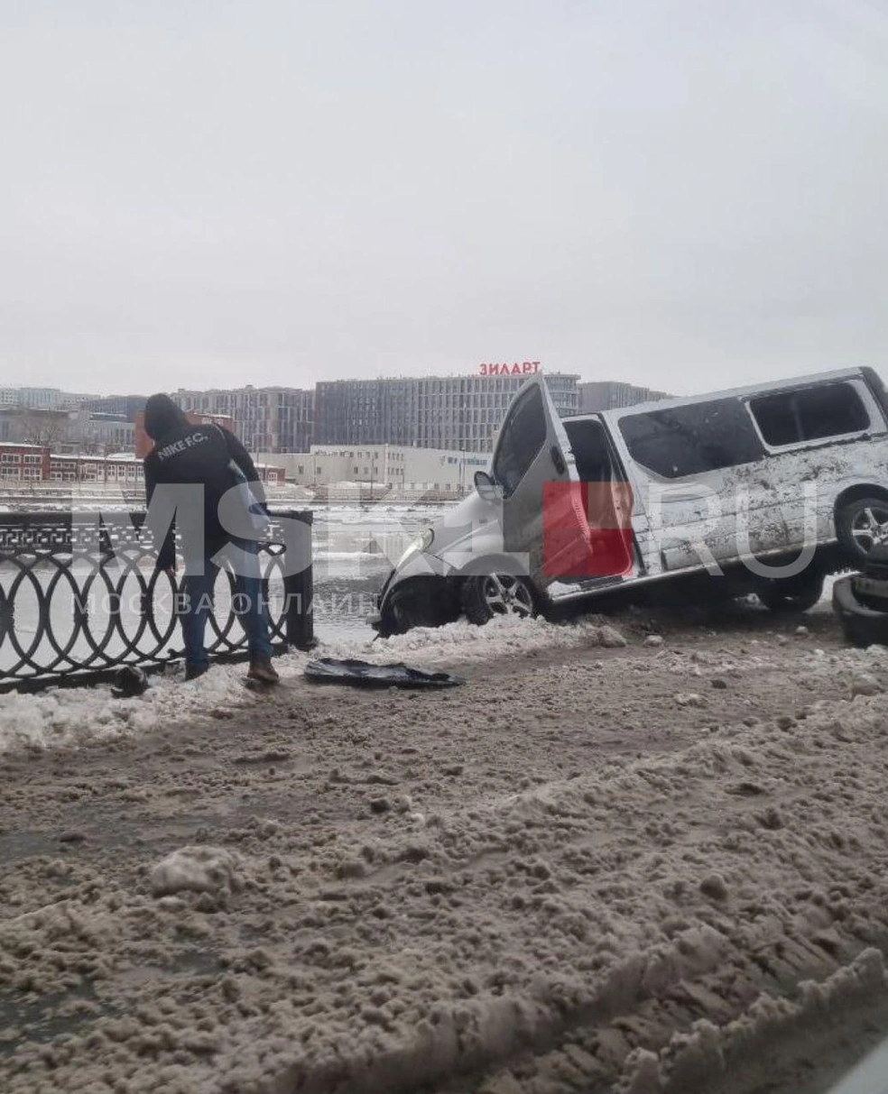 В Москве микроавтобус протаранил ограждение и чуть не вылетел в  Москву-реку: на Новоданиловской набережной ДТП, водитель вылетел в реку,  видео с места происшествия - 31 января 2024 - МСК1.ру