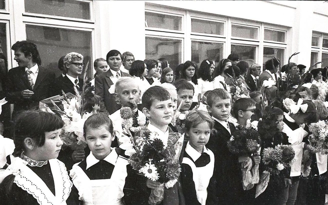 Первоклассники школы № 6 на линейке, 1974 год | Источник: из фотофондов Центрального госархива Самарской области и Самарского областного госархива социально-политической истории