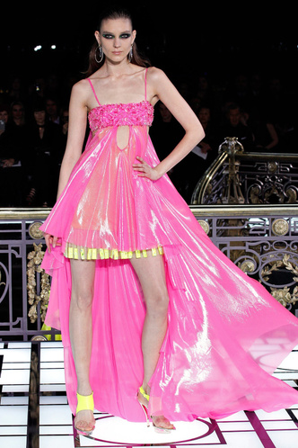 10 самых невероятных платьев Versace — от тропического наряда Дженнифер Лопес до мини-костюмов принцессы Дианы