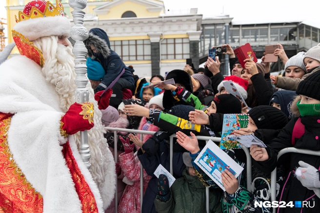 Дети тянулись к дедушке | Источник: Мария Ленц / NGS24.RU
