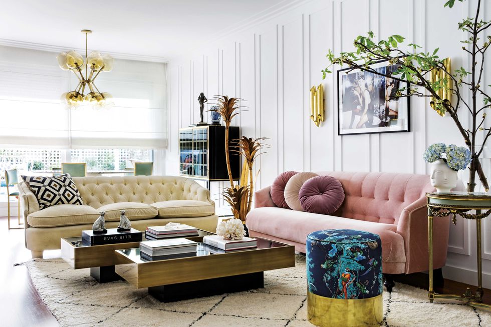 Гостиная в мадридском доме блогера Паулы Ордовас. Белый диван достался в наследство от дедушки. Золотая пальма найдена в галерее Беатрис Бальгомы (Beatriz Balgoma). Пуф по дизайну Евы Маравер (Eva Maraver) обит тканью Hermès. Ковер, Rochy & Patsy. | mcmaison.ru