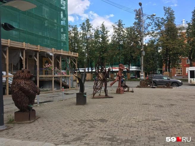 Скульптура простояла на площади почти десять лет | Источник: Тимофей Калмаков / 59.RU