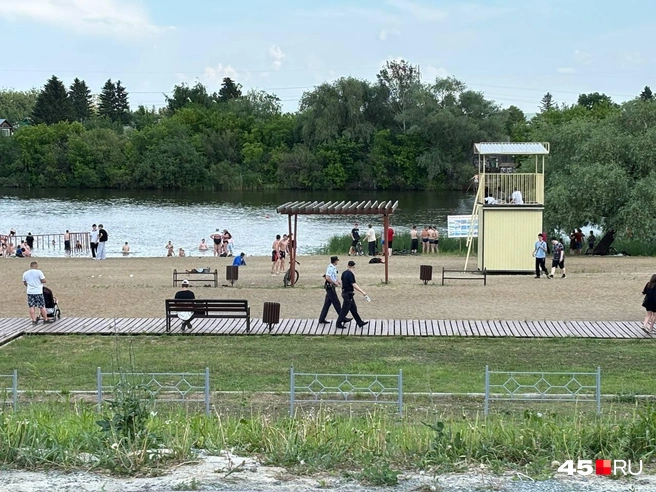 Иногда проходят на пляже полицейские | Источник: Кирилл Митин / 45.RU