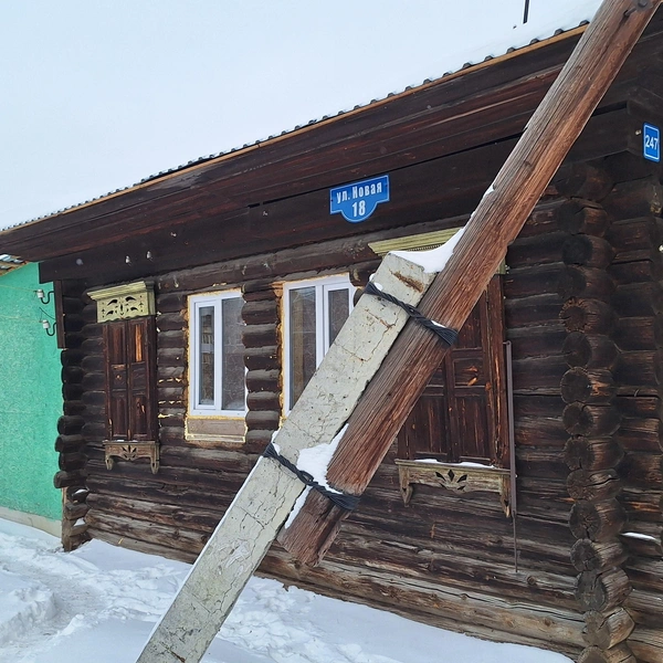 Возле дома на углу Новой и Горького покосившийся столб для проводов | Источник: Александр Лисихин / 45.RU