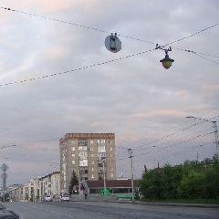 Не укрывайтесь под отдельно стоящими деревьями, не подходите к опорам линий электропередачи, держитесь подальше от металлических заборов | Источник: www.city-n.ru