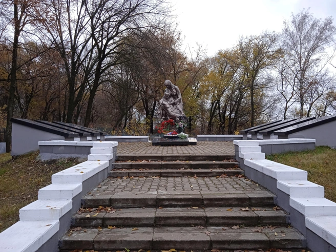 Братская могила советских солдат, умерших от ран в госпиталях в годы Великой Отечественной войны | Источник: Дмитрий Сильнов / 173. RU