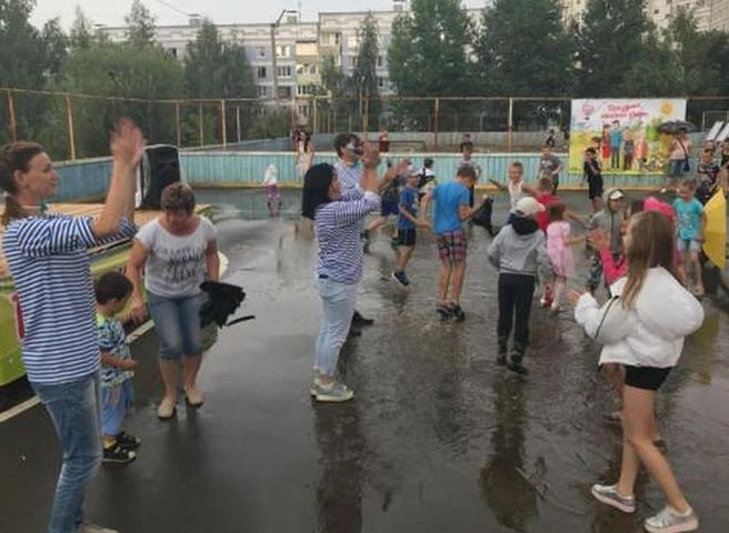Для жителей Октябрьского района организовали «Праздник нашего двора» | ya62.ru