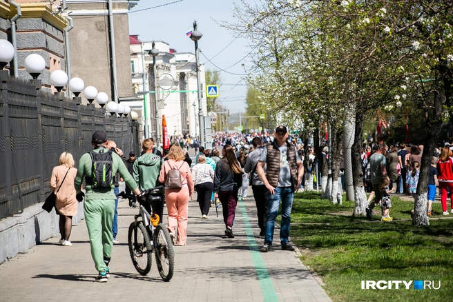Иркутяне стали собираться в центре города задолго до начала парада | Источник: Ксения Филимонова / «ИрСити»