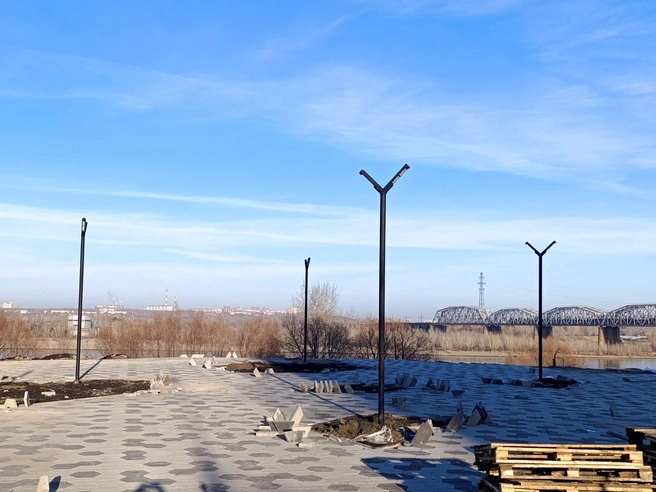 Площадка у железнодорожного моста уже вымощена плиткой | Источник: Стас Соколов / NGS.RU