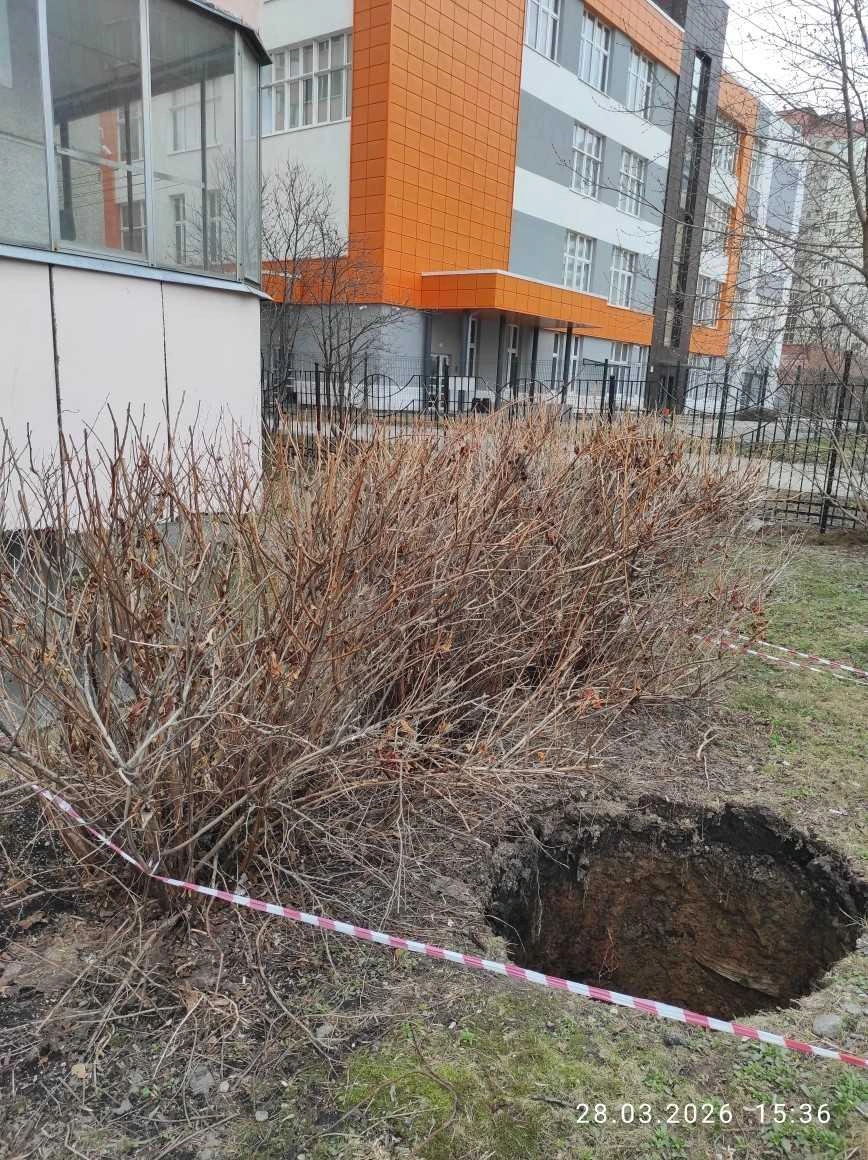 Идеально круглую яму на придомовой территории по Блюхера, 43 огородили лентой | Источник: читатель E1.RU