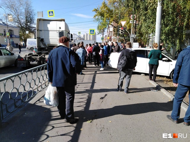 На Уралмаше две иномарки вылетели на тротуар и сбили двух женщин - 4