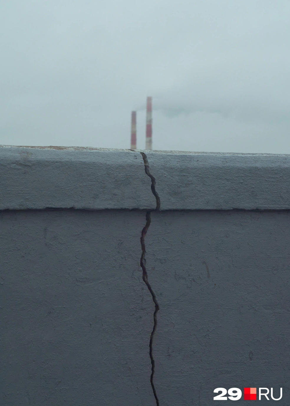 Он так же покрыт трещинами и выглядит ненадежно | Источник: Антон Данилов / 29.RU