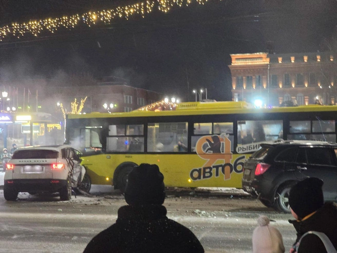 В ДТП пострадали люди | Источник: Это случилось в Рыбинске / Vk.com