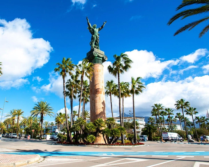 Статуя Виктории, спроектированная Зурабом Церетели, Марбелья, Испания | Источник: Frank Sanchez / Alamy / Legion Media