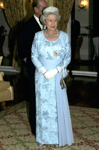 Елизавета II в платье Stewart Parvin, 2002 год