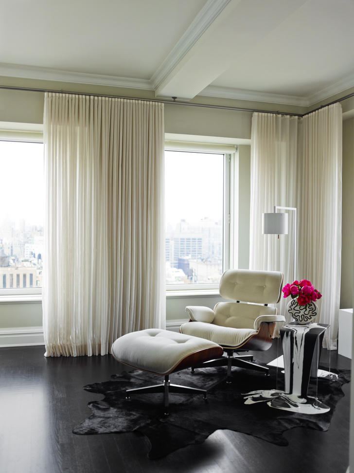 «Икона» американского дизайна — шезлонг Lounge Chair, дизайн Чарльза и Рэй Имс, Vitra, — один из немногих узнаваемых дизайнерских объектов в квартире.