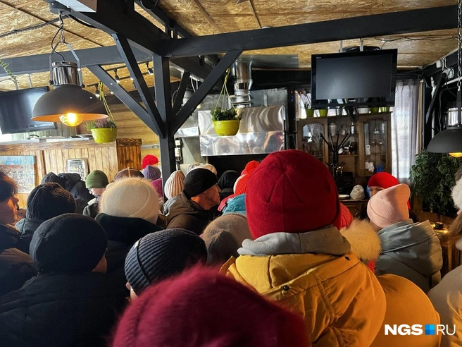 За едой выстроилась очередь | Источник: Анна Скок / NGS.RU